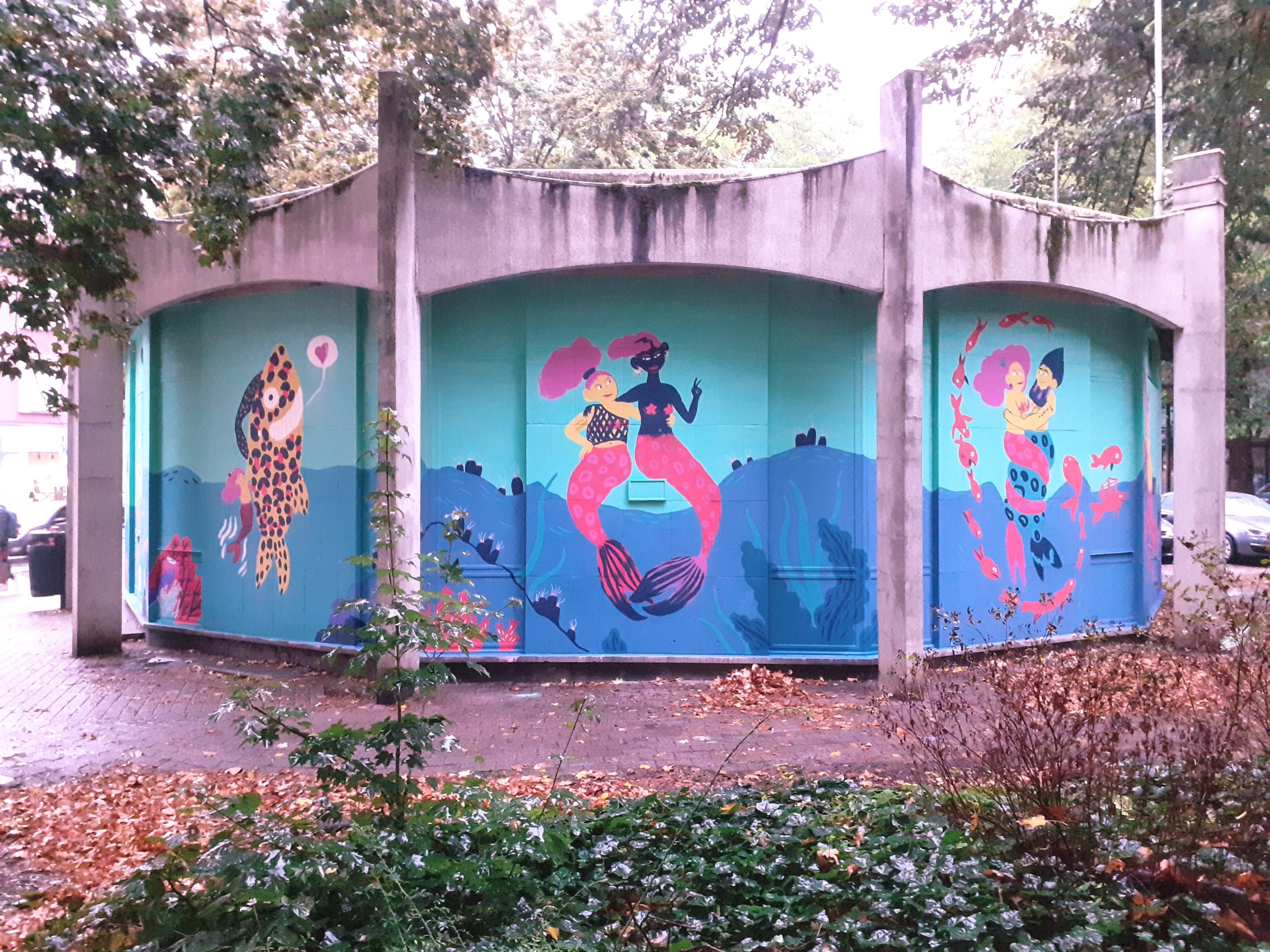 peinture murale mélangeant sirène poisson léopard et crevette