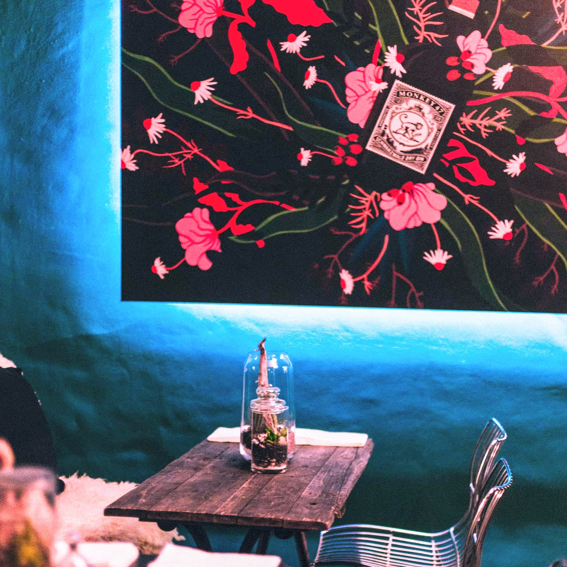 plan sur une table d'un bar vintage avec illustration florale d'une bouteille de vin au milieu de fleur