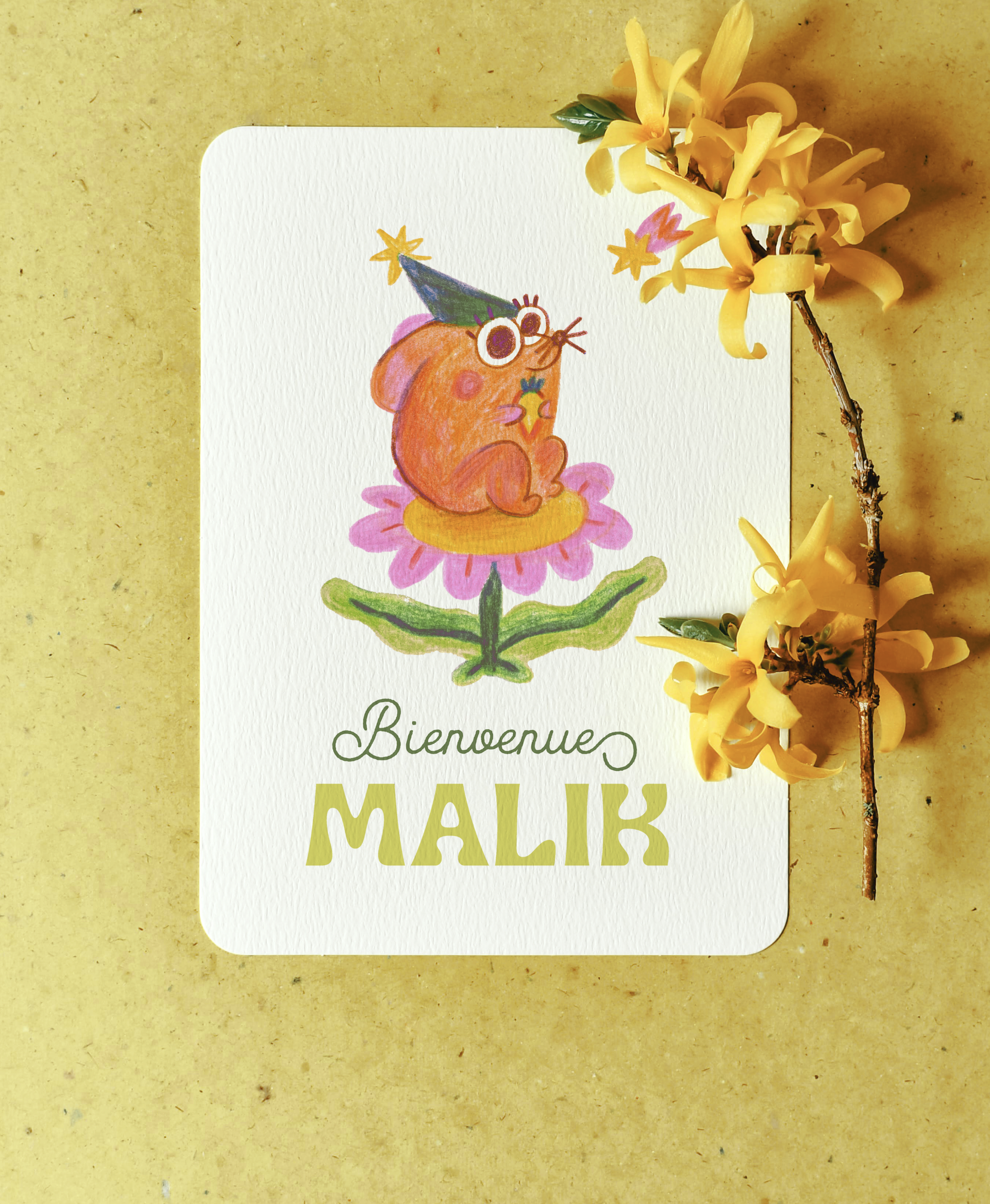 faire part de Malik: illustration aux crayons de couleur d'une petite souris trop mignonne accroupie sur une fleur rose au coeur orange. Elle a 2 grandes feuilles