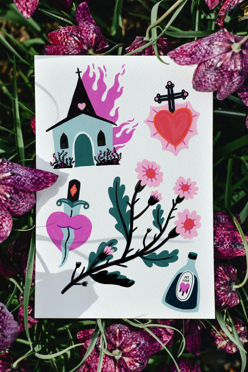 dans un champs de tulipe, il y a une feuille contenant 5 flashs (illustrations) dans les tons rose gris noir qui représente: une église en feu, une coeur supporté d'une croix, une épée dans un coeur, des fleurs des champs, et une potion avec une etiquette "my lov"