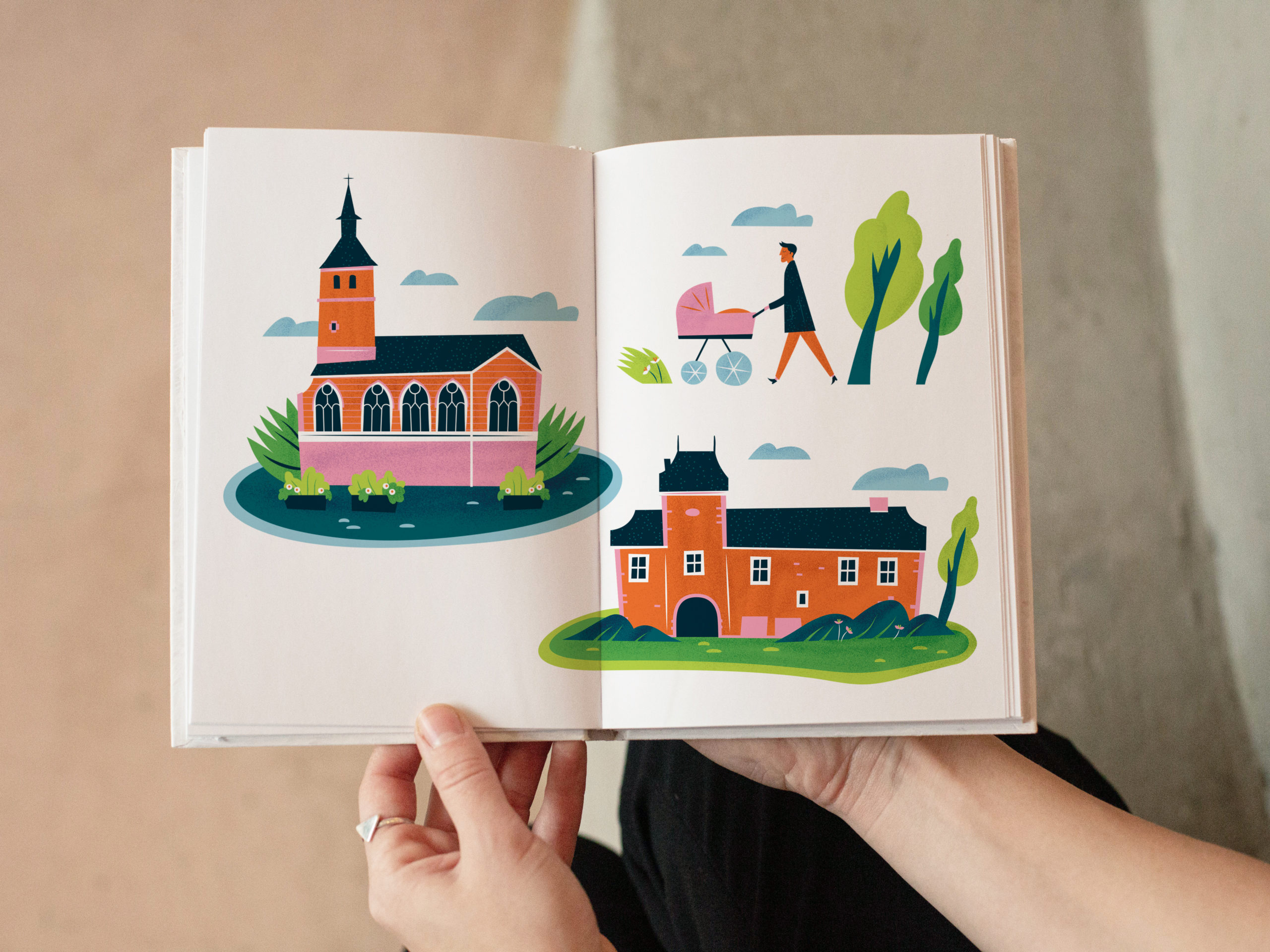 main tenant un livre ouvert sur des illustration, d'eglise, d'un homme poussant une poussette dans la nature, il y a du vent qui font bouger les arbres.